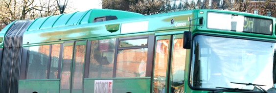 En grøn todelt bus
